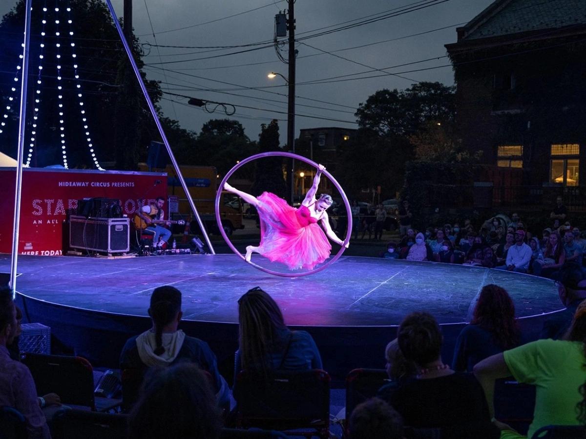 24ft Round Stage with Runway