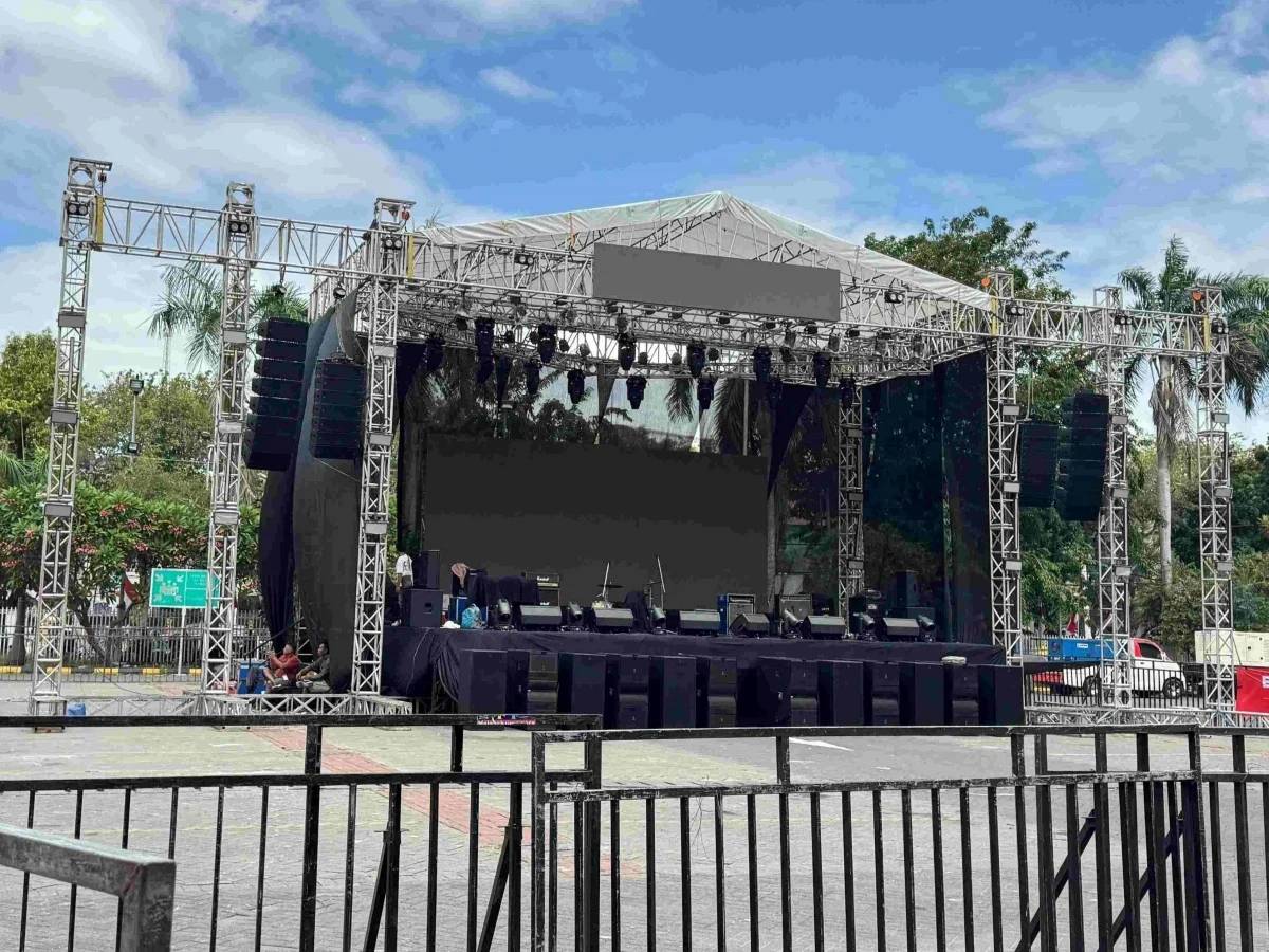 Heavy duty stage truss roof