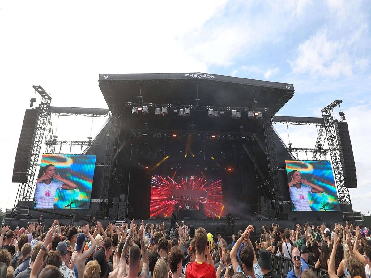 Estructura de iluminación escénica con techo a dos aguas