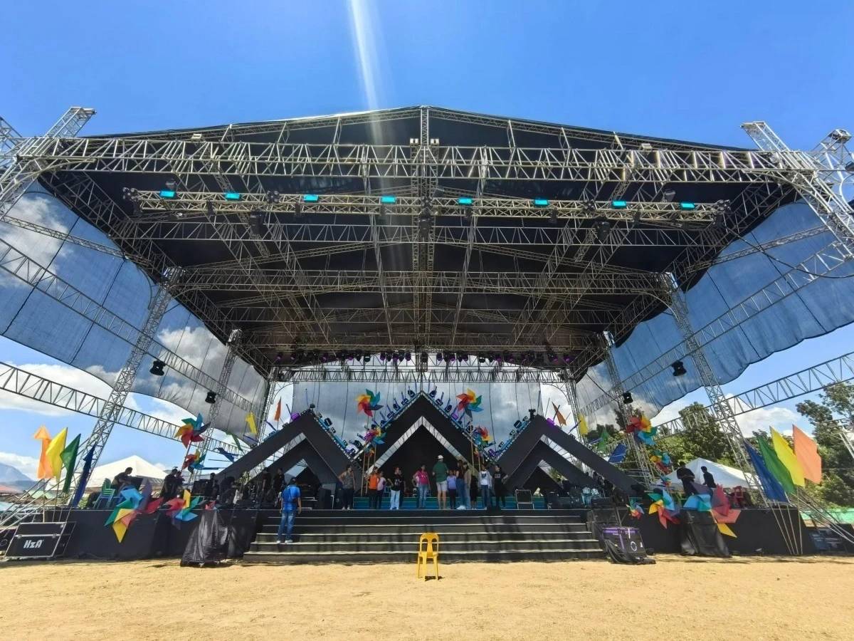 Escenario con techo a dos aguas de 40 pies de altura y estructura de truss.