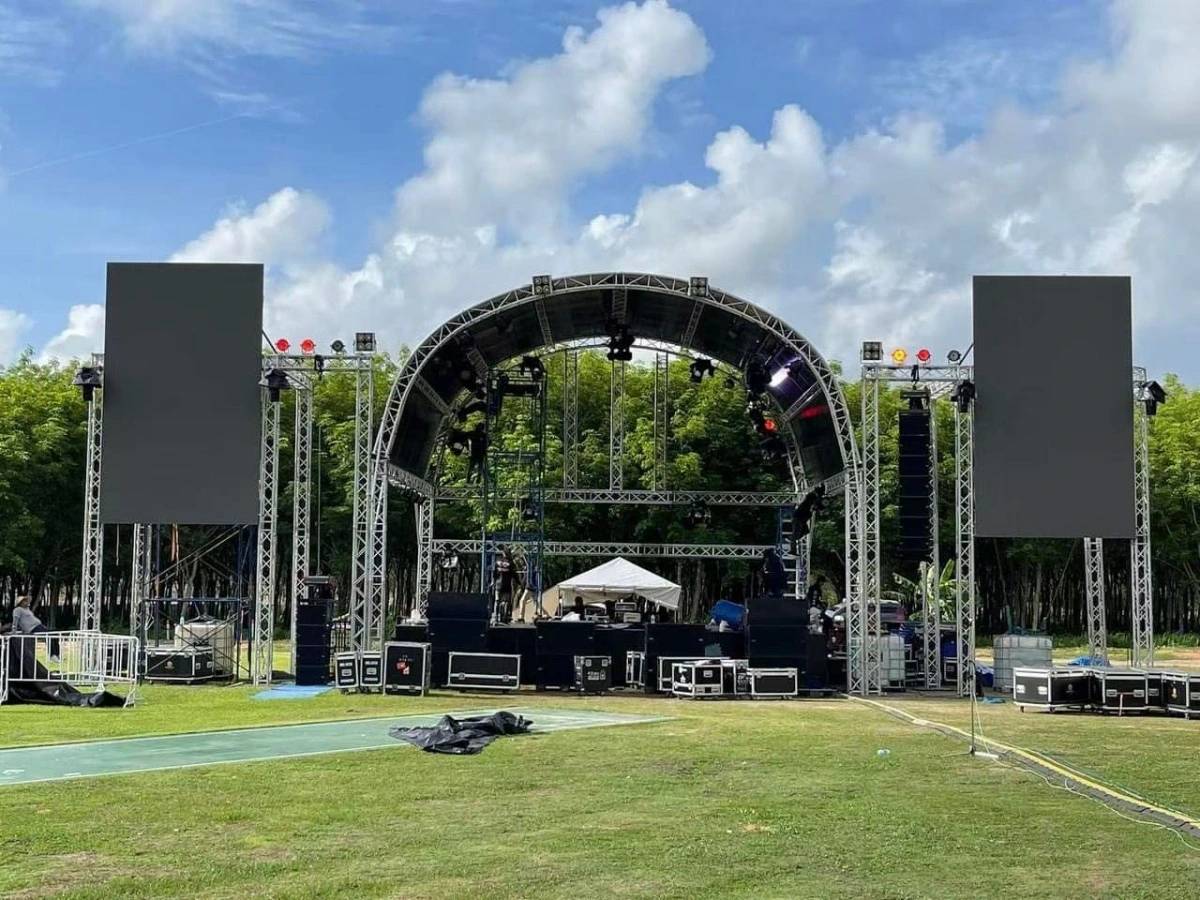 Mobile stage truss tunnel roof