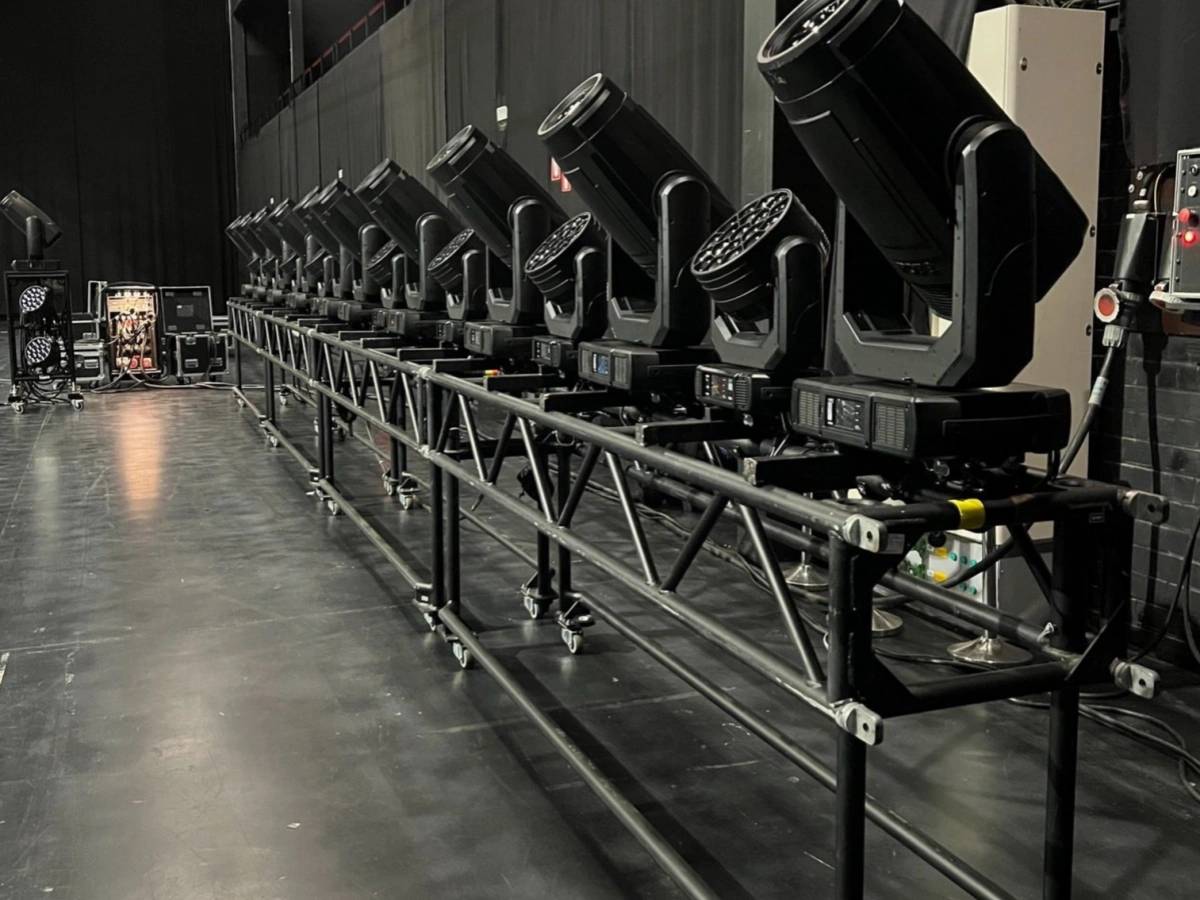 Black pre rigging trusses