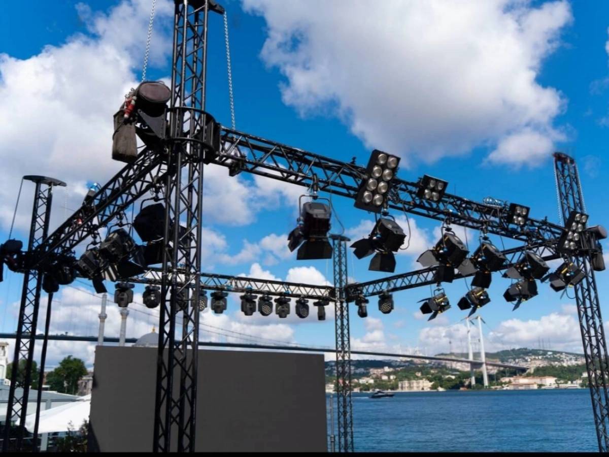 Black wedding truss nearby beach